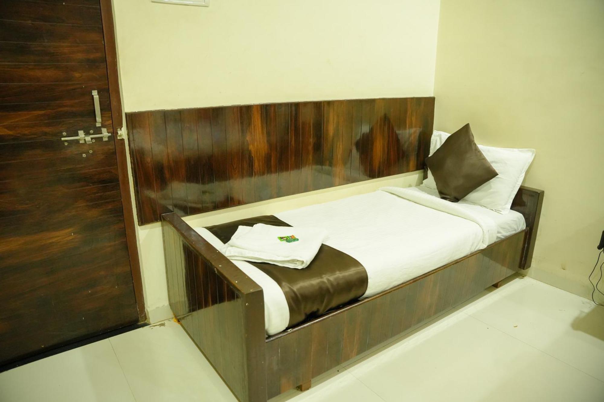 שירדי Hotel Sachidanand מראה חיצוני תמונה