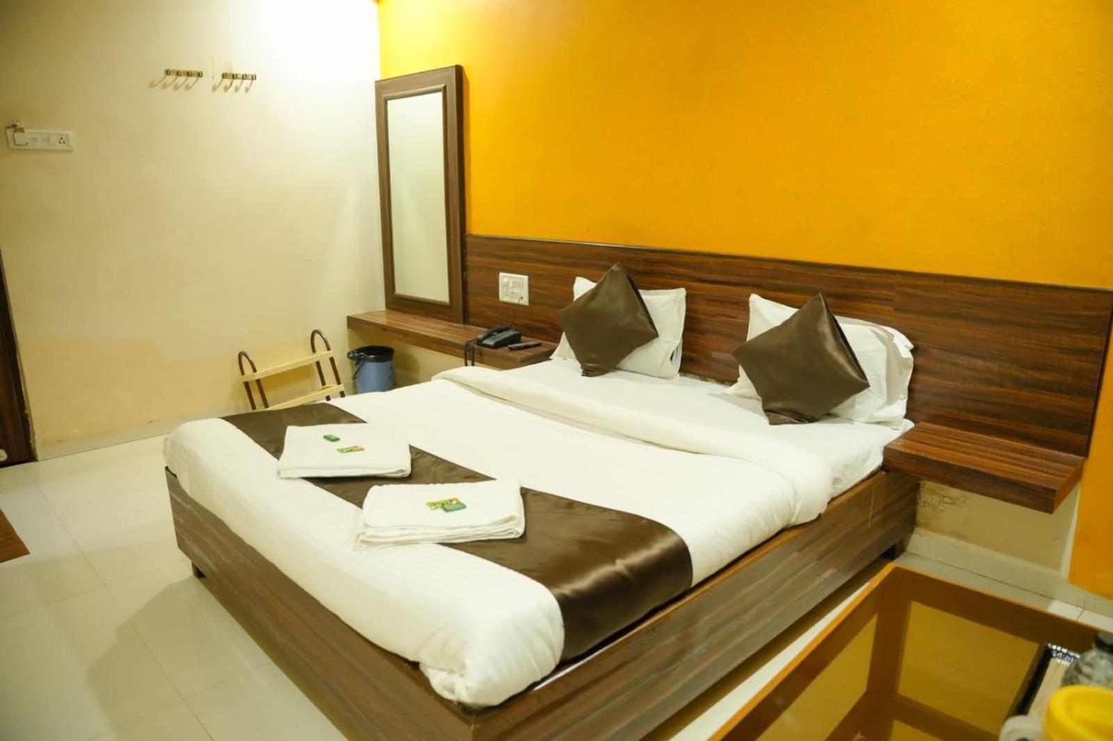 שירדי Hotel Sachidanand מראה חיצוני תמונה